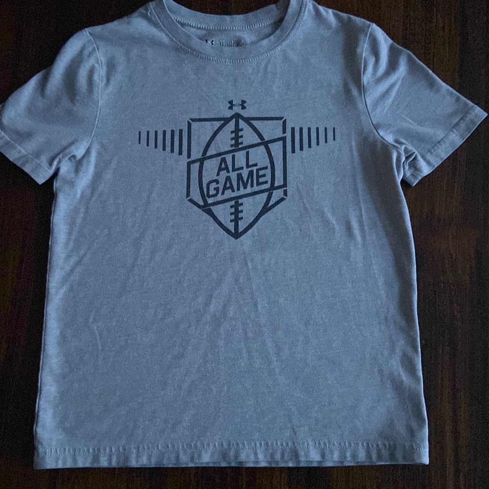 Boys Under Armour Heat Gear Size XS Gray Tee